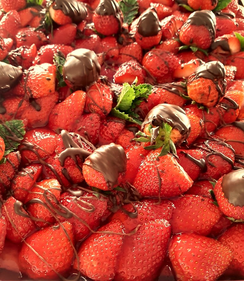 Ein Blech voller Erdbeerenkuchen, himmlisch…..! Mit leckerem Dinkelbiskuit !