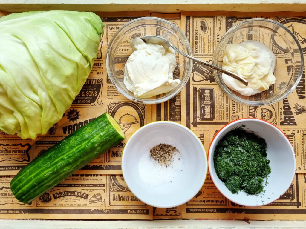 Zutaten für Spitzkohl-Gurken-Salat: Spitzkohl, Gurke, Salz, Pfeffer, Mayo, Schmand, Dill