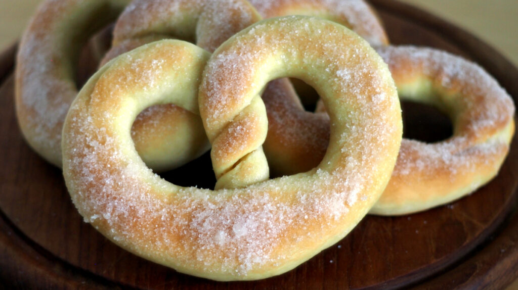 Martinsbrezel ist eine süße Hefebrezel, die in Vanillezucker gewälzt wird.