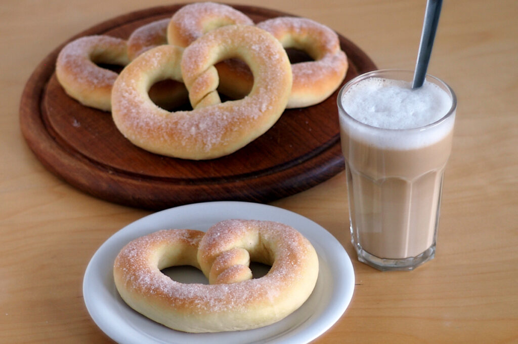 Martinsbrezel serviert mit einem Milchkaffee