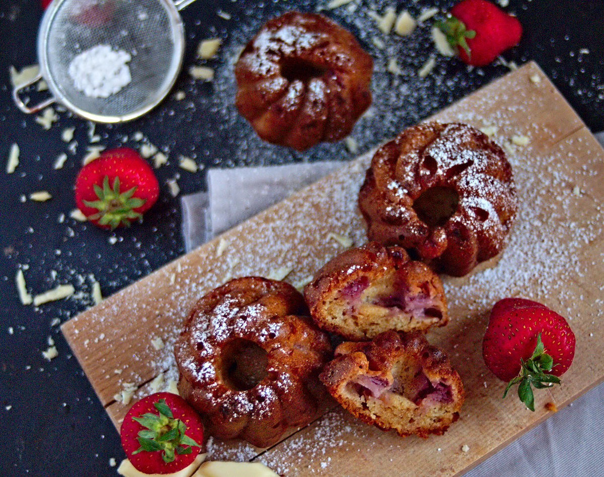 Erdbeer-Joghurt-Muffins – versüßt mit weißer Schokolade!