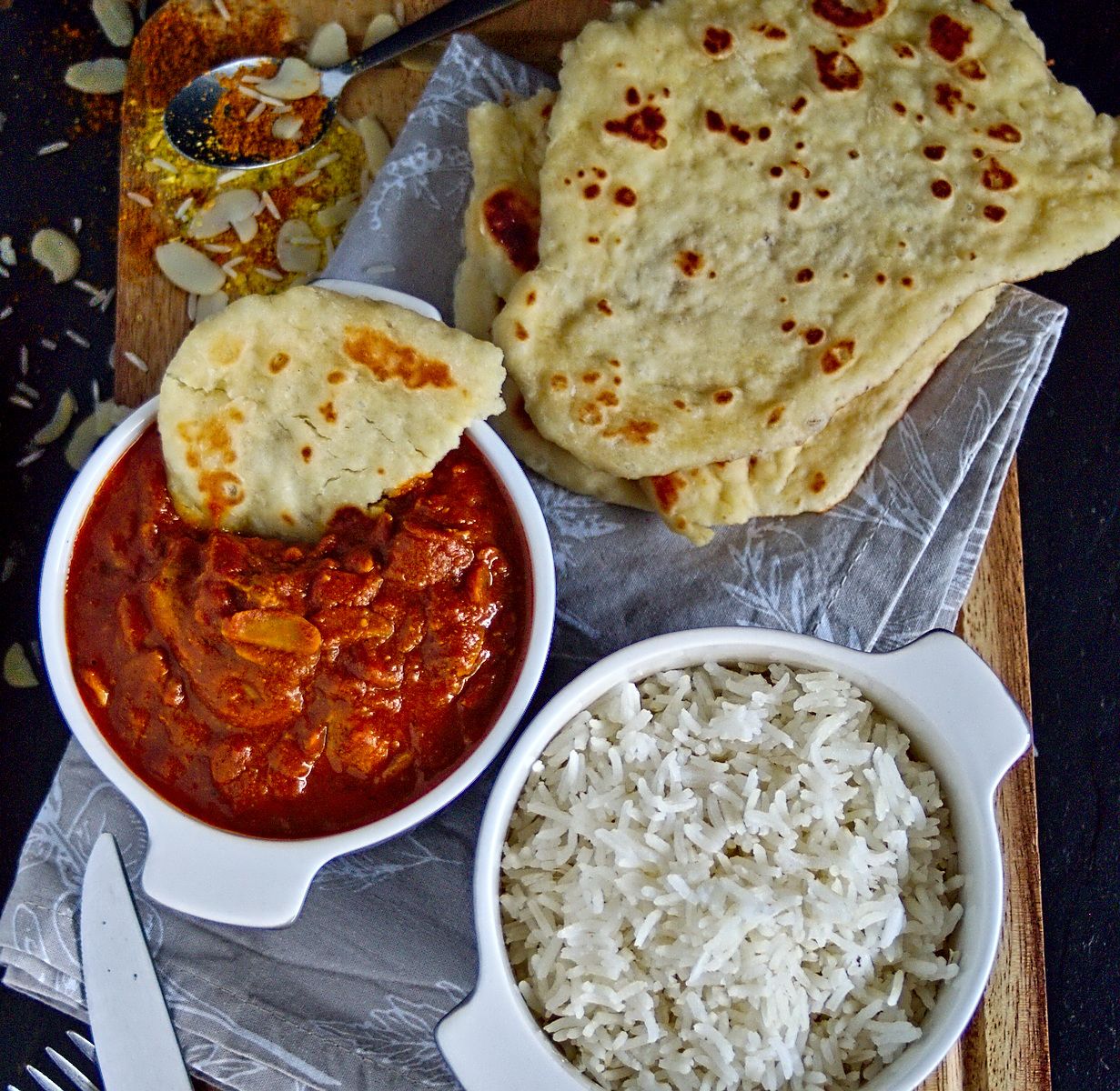 Indisches Hühnchencurry mit Mandelblättern und selbstgemachtem Naanbrot – wie lecker es duftet!