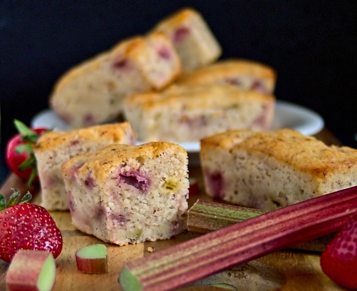 Rhabarber-Erdbeer-Muffins – super saftig & fruchtig!