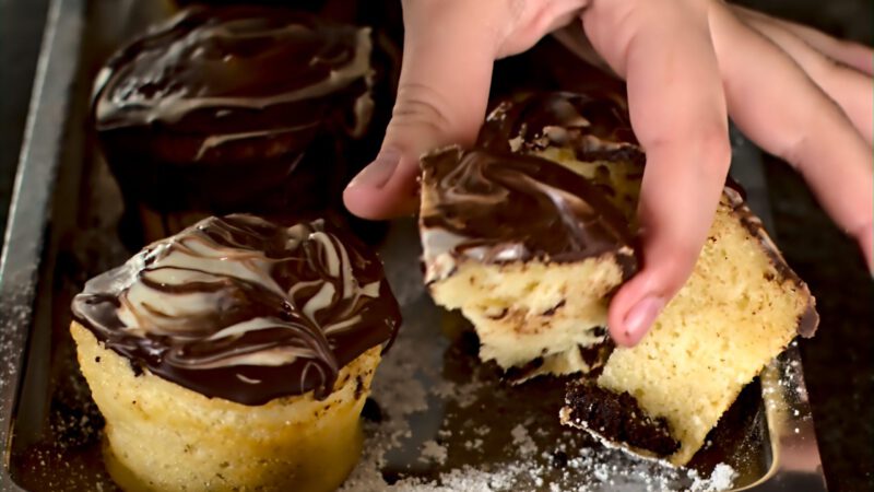 Vanille-Joghurt-Muffins, mit Schokostückchen verfeinert!