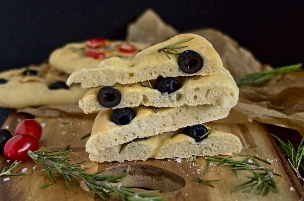 klassische Focaccia - leckeres Fladenbrot mit Oliven! - Mach was Leckeres