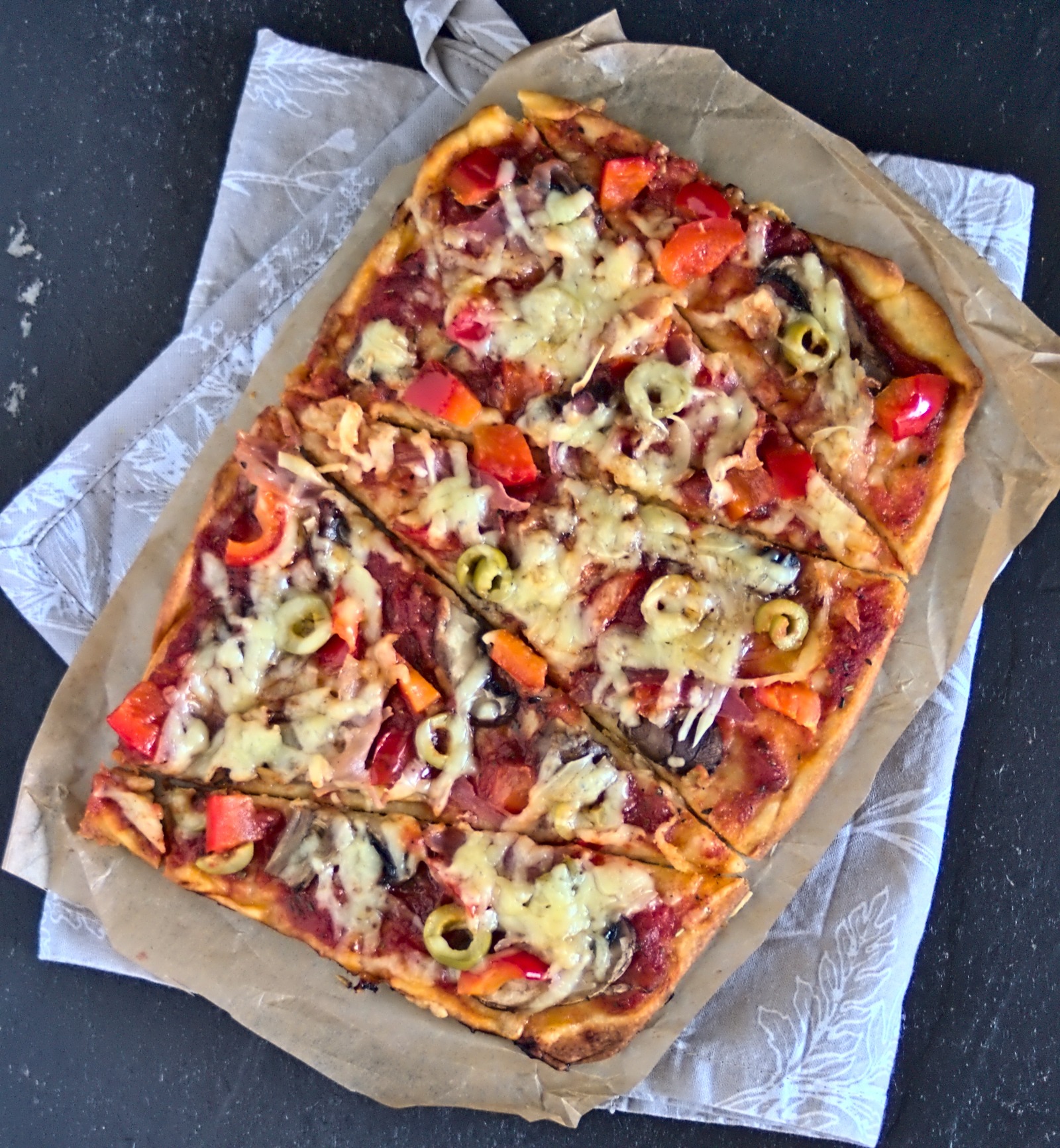 Quark-Öl-Teig-Pizza – eine schnelle und leckere Alternative!