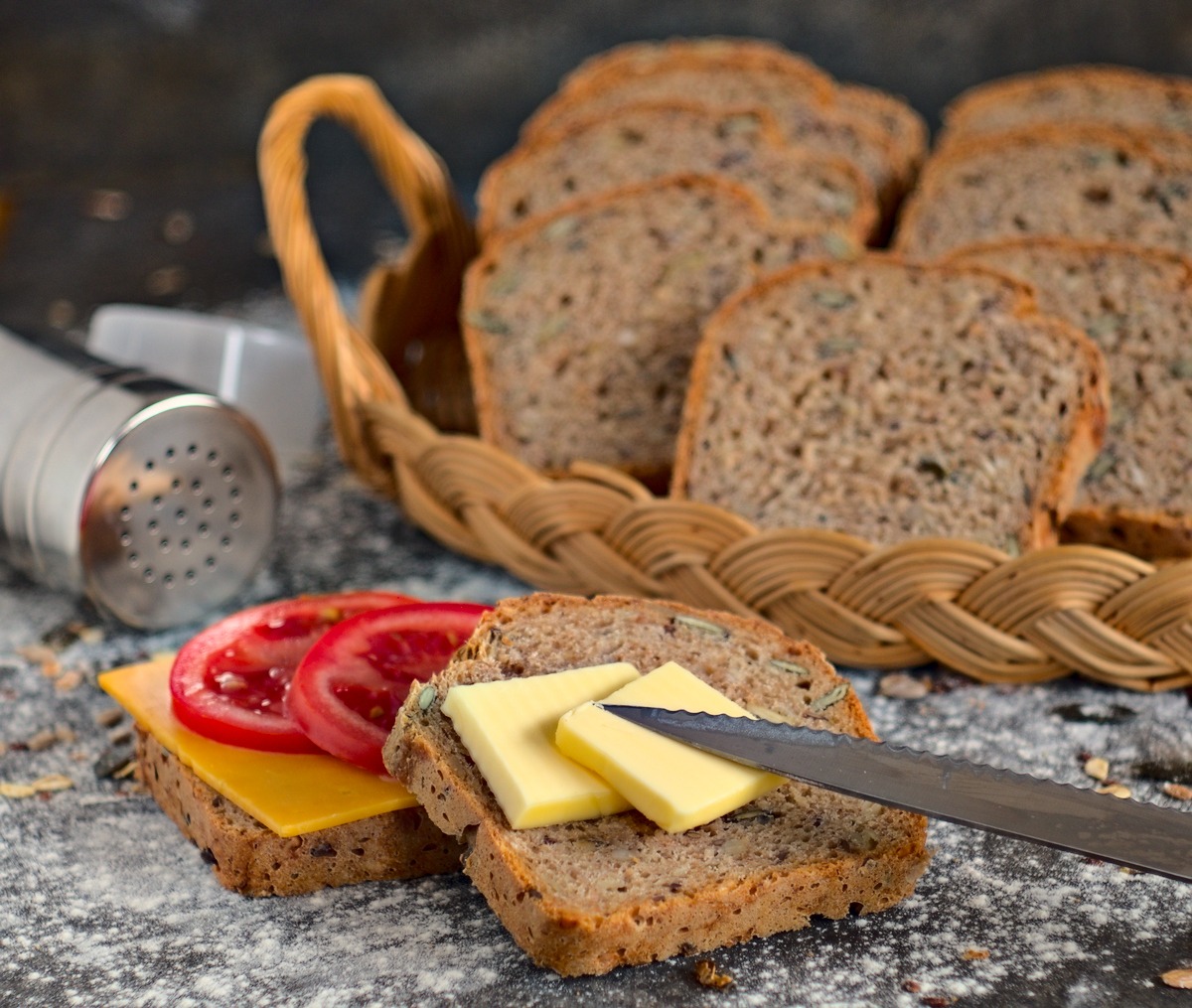 vollwertiges Vierkorn-Brot – lecker kernig & lange saftig!