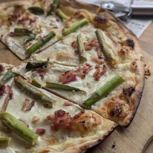 Spargel-Flammkuchen, knusprig lecker!