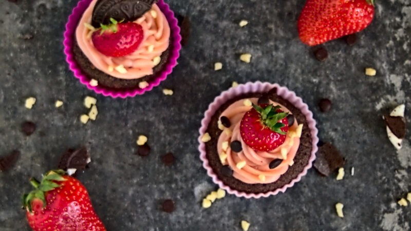 schokoladige Cupcakes mit süßem Erdbeer-Frosting!