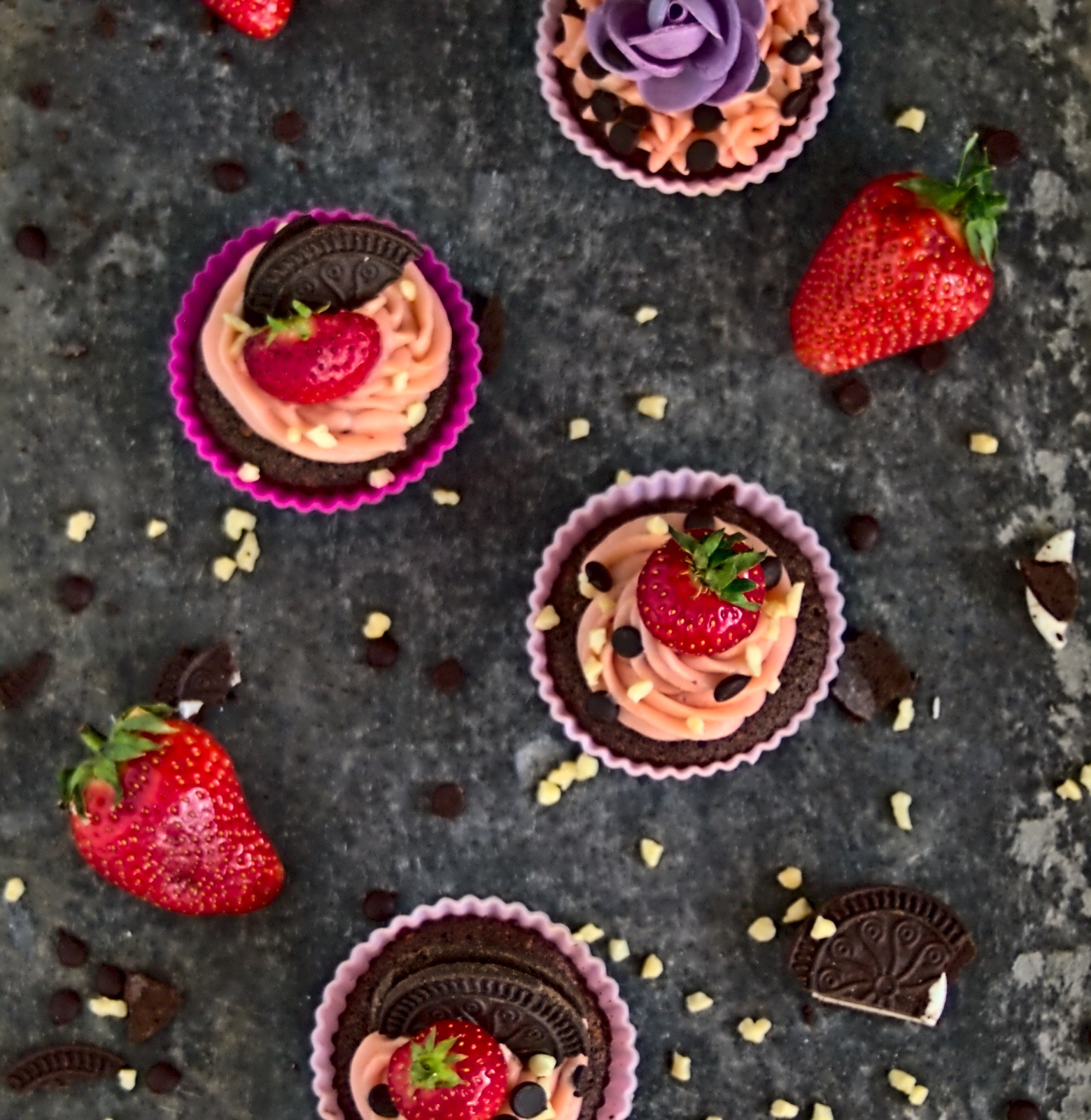 schokoladige Cupcakes mit süßem Erdbeer-Frosting!