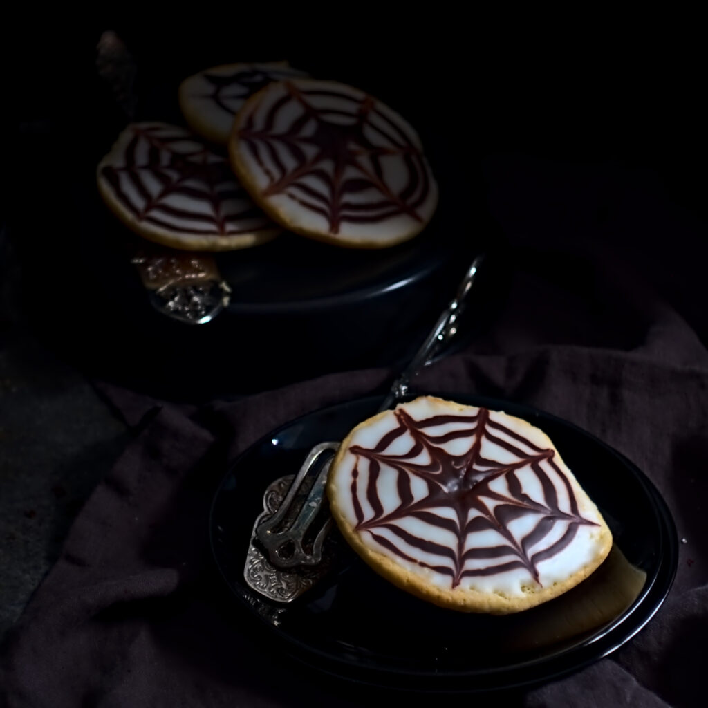 Klassische Amerikaner mit Spinnennetzoptik – passende Dekoration für den Halloween