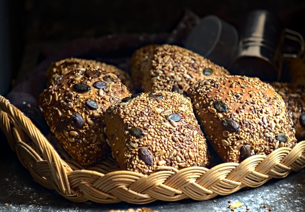luftige Körnerbrötchen - locker, saftig und kernig! - Mach was Leckeres luftige Körnerbrötchen - locker, saftig und kernig! - Mach was Leckeres