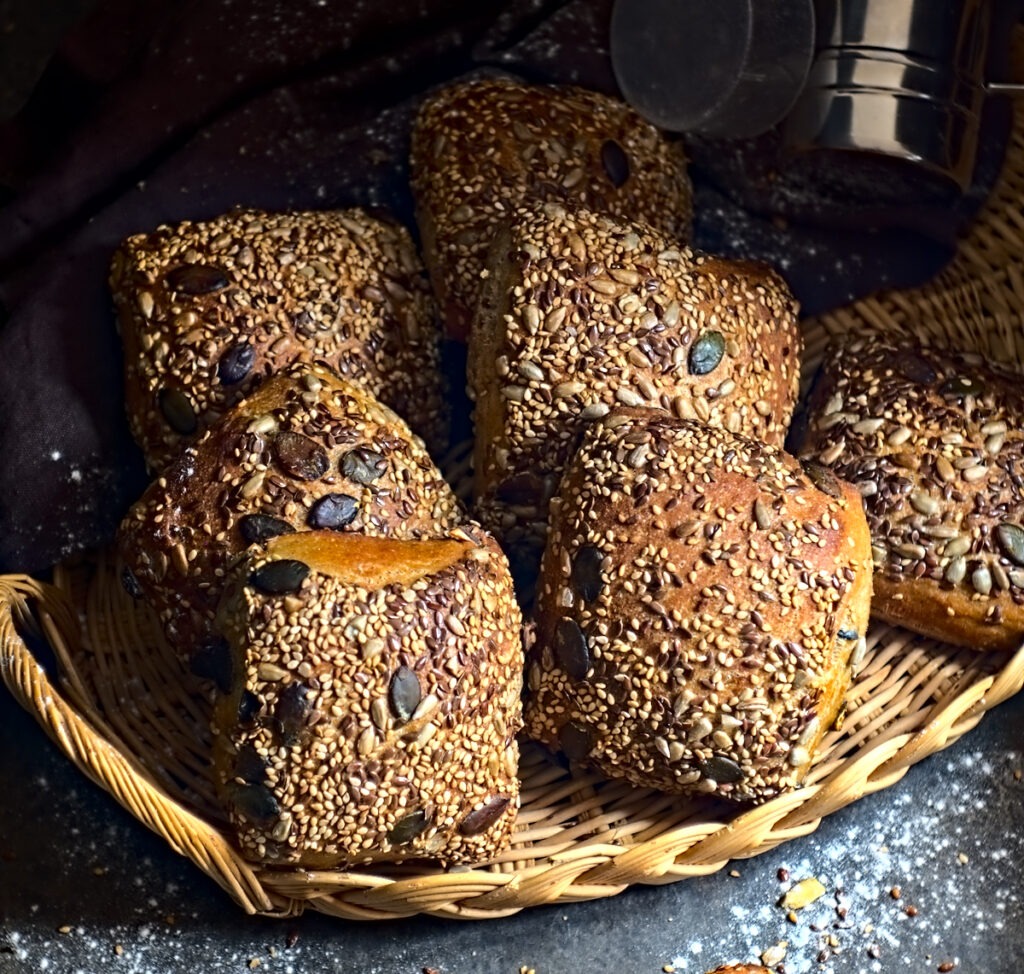 luftige Körnerbrötchen - locker, saftig und kernig! - Mach was Leckeres luftige Körnerbrötchen - locker, saftig und kernig! - Mach was Leckeres