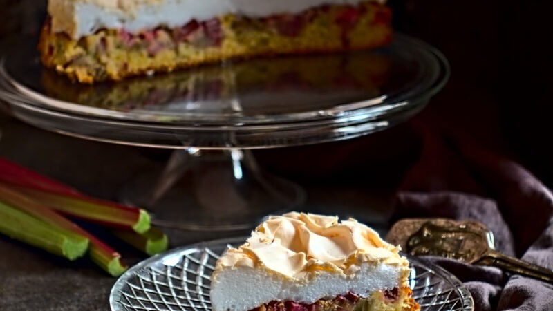 Rhabarber-Kuchen mit Baiserhaube – ein beliebter Klassiker!