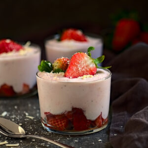 cremiger Erdbeer-Quark – leichtes Dessert im Glas!