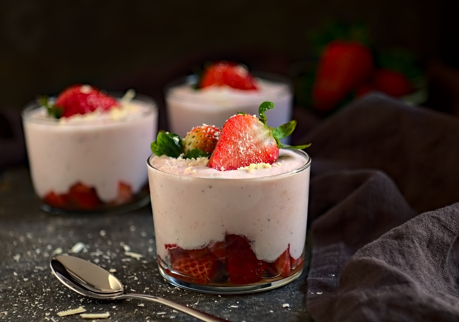 cremiger Erdbeer-Quark – leichtes Dessert im Glas!