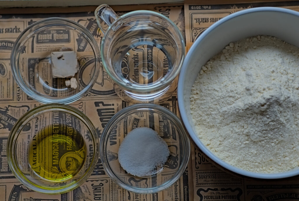 Zutaten für magisches Baguette: Mehl, Wasser, frische Hefe, Öl und Salz - mehr braucht es nicht