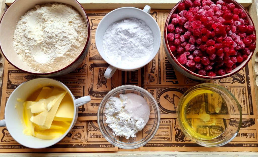 Zutaten für den Johannisbeer-Baiser-Kuchen: Butter, Zucker, Mehl, Johannisbeeren, Speisestärke, Vanillezucker, Eiweiß