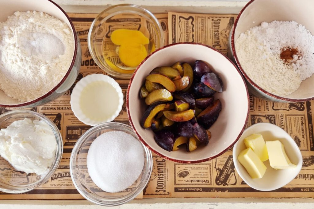 Zutaten für Streuseltaler mit Zwetschgen: Mehl, Zucker, Quark, Ei, Öl, Zwetschgen, Butter, Vanille, Zimt