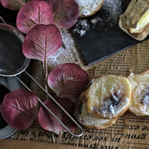 auf einer schwarzen Platte befinden sich Pastel de Nata