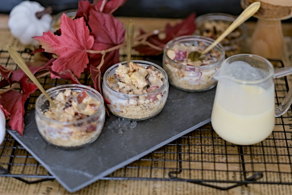 drei Gläser gefüllt mit Apfelkuchen und Crumble sind auf dem Bild zu sehen. Vanillesoße steht daneben. Ein Airfryer Rezept