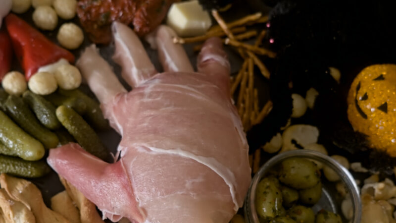 Herzhaftes Halloween Snack-Board: Gruselig & Lecker