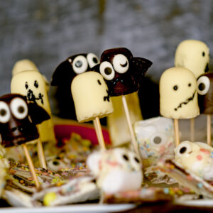 ein süßes Snack-Board mit Schaumküssen, Marshmallow und Bruchschokolade zu Halloween