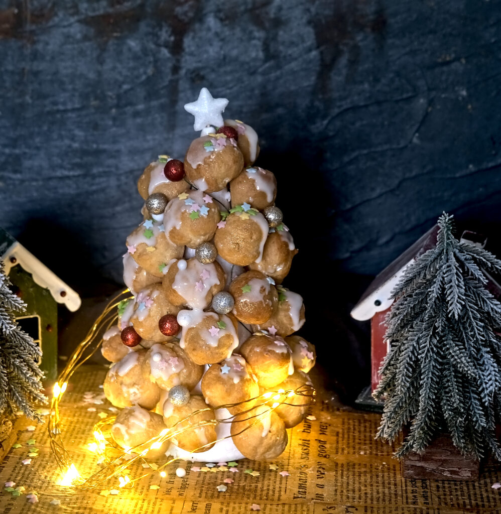 auf dem Bild sieht man einen Windbeutel-Weihnachtsbaum umgeben von einer Lichterkette