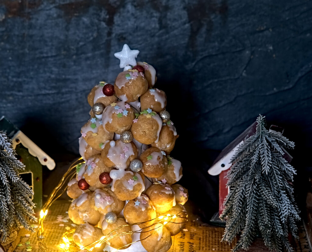 auf dem Bild sieht man einen Windbeutel-Weihnachtsbaum mit Stern auf der Spitze