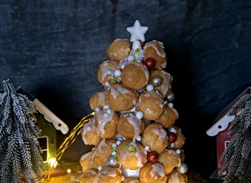 auf dem Bild sieht man einen Windbeutel-Weihnachtsbaum