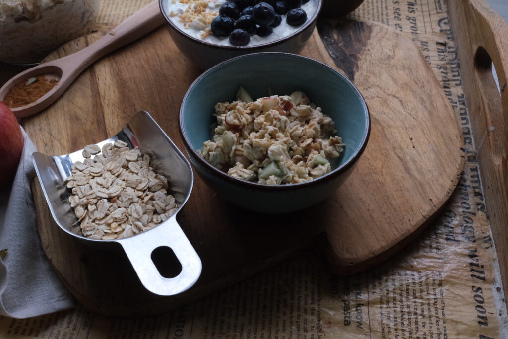 Bircher Müsli in einer Schale noch ohne Joghurt und Früchten