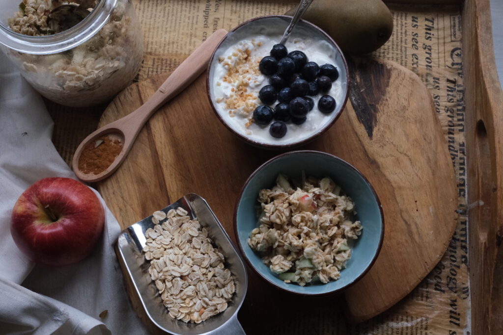 Bircher Müsli in zwei Schalen. Einmal mit Joghurt und Früchten und einmal ohne alles