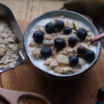 Bircher Müsli mit Blaubeeren in einer Schüssel