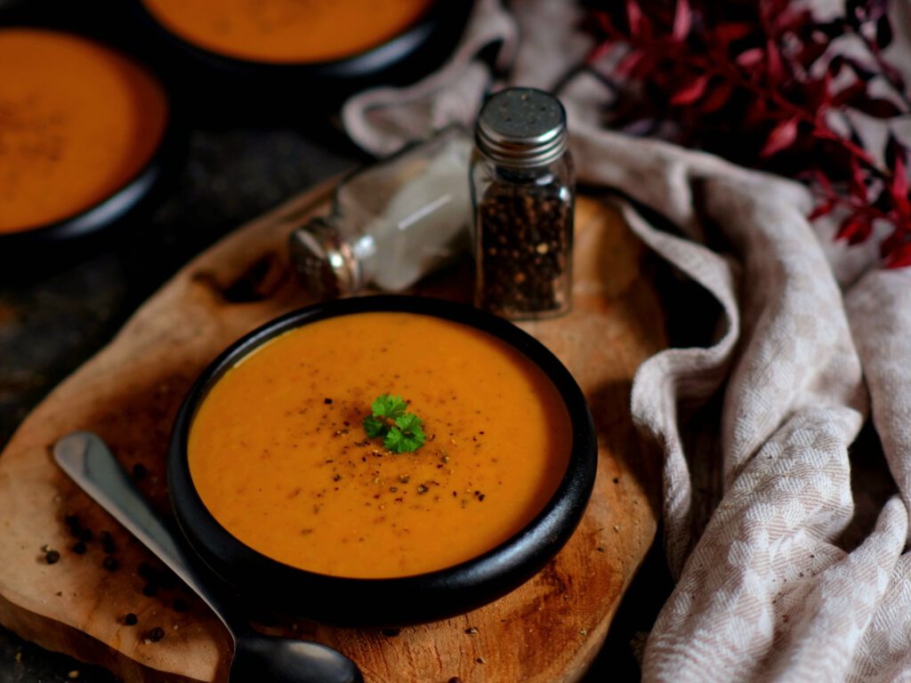 cremige Gemüsecremesuppe, farbenfroh angerichtet