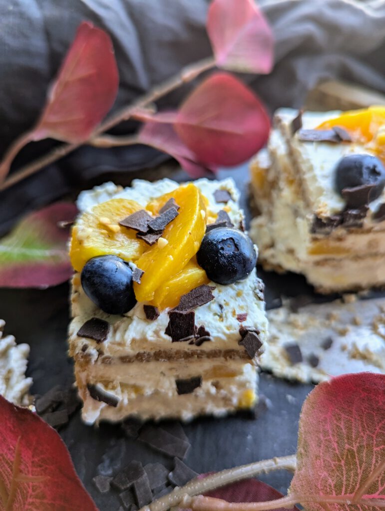 Nahaufnahme einer Butterkeksschnitte, die einzelnen Schichten sind toll zu erkennen