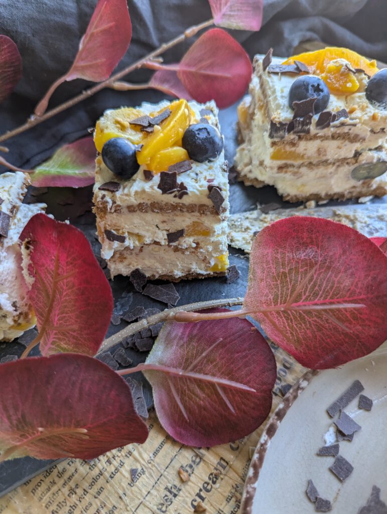 Butterkeksstückchen gleich drei Stück auf einer schwarzen Schieferplatte