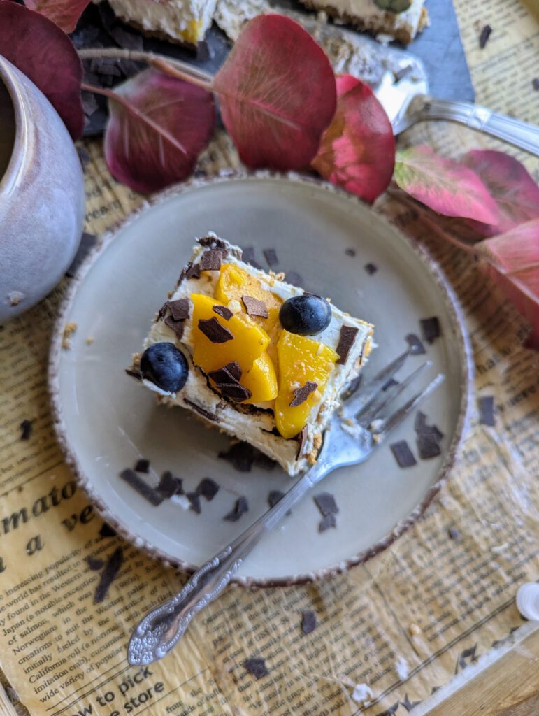 Butterkeksschnitte auf einem grauen Teller von oben fotografiert