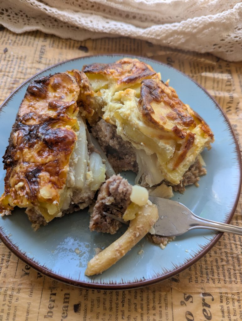 Ein Stück Spargelauflauf mit Kartoffen, Spargel und Gehacktes