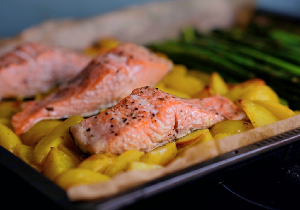 Kartoffeln, Lachs und grüner Spargel vom Blech