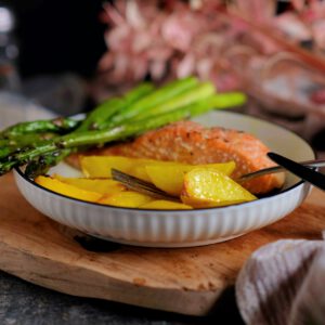 Ofenrezept: Lachs mit grünem Spargel und Kartoffeln