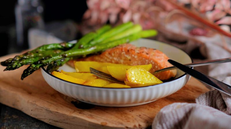 Ofenrezept: Lachs mit grünem Spargel und Kartoffeln