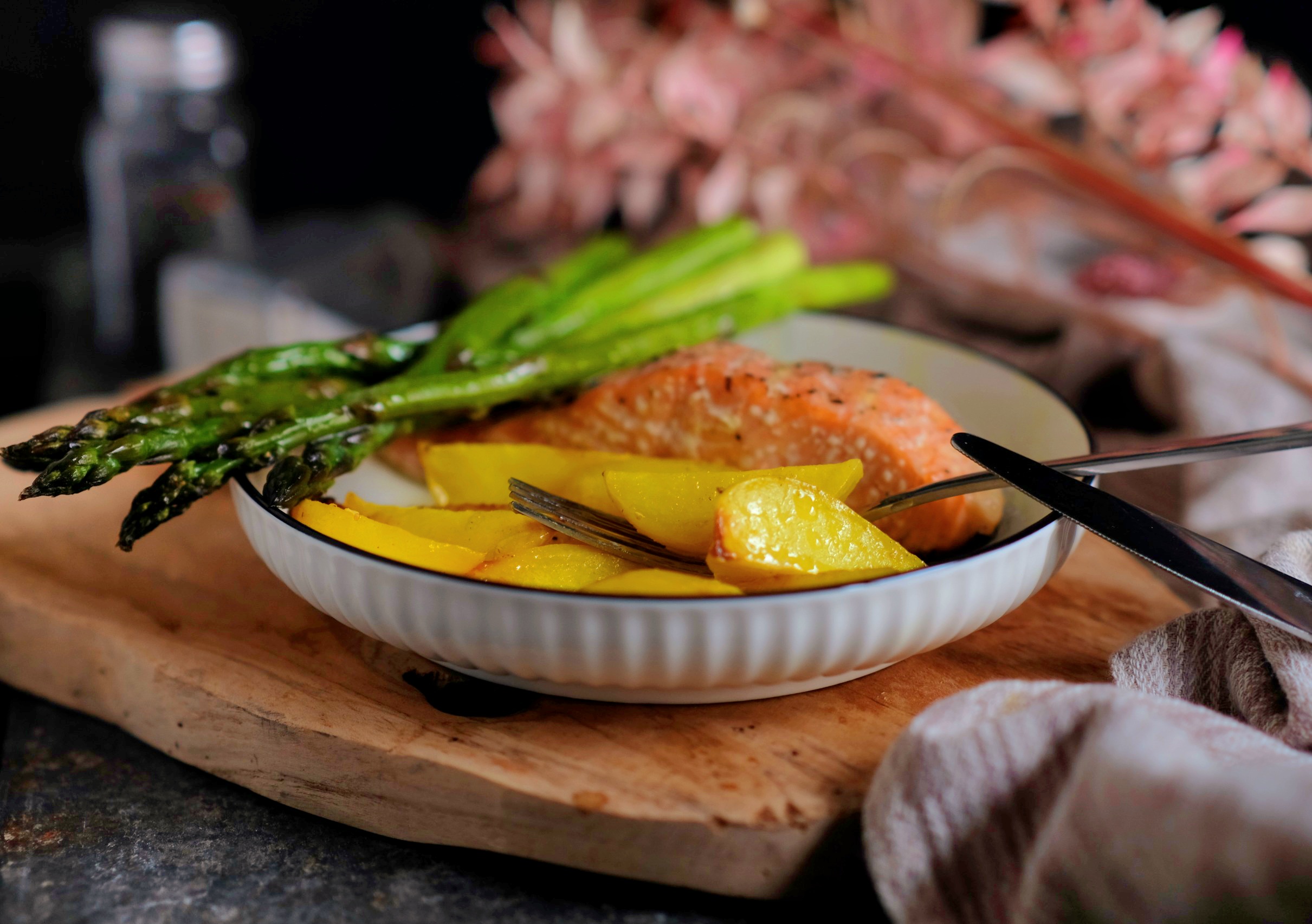 Ofenrezept: Lachs mit grünem Spargel und Kartoffeln