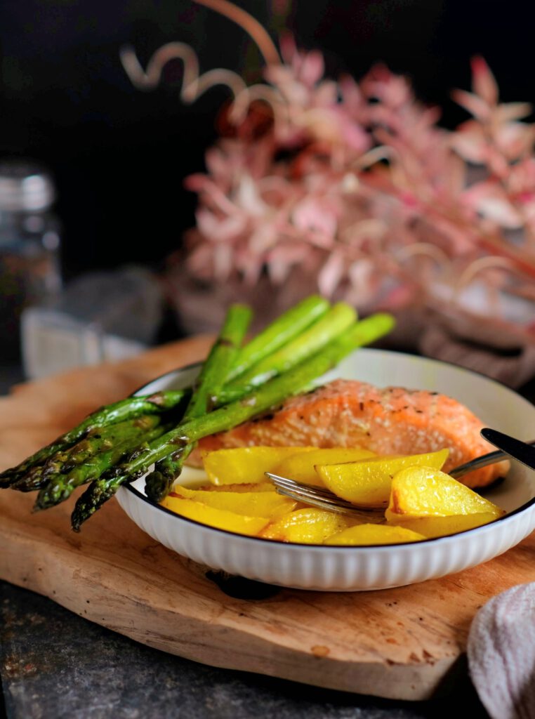 Ofenrezept: Lachs mit grünem Spargel und Kartoffeln, angerichtet auf einem Teller