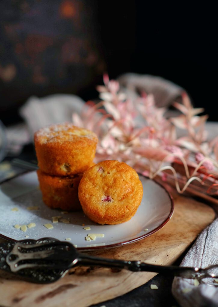 golbraune Vanillemuffins mit weißer Schokolade und Rhabarber-Stückchen