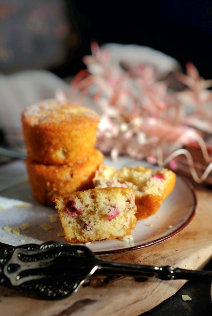 ein aufgebrochener Muffin mit Rhabarberstückchen