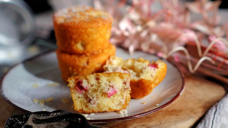 Rhabarber-Muffins mit Joghurt & weißer Schokolade