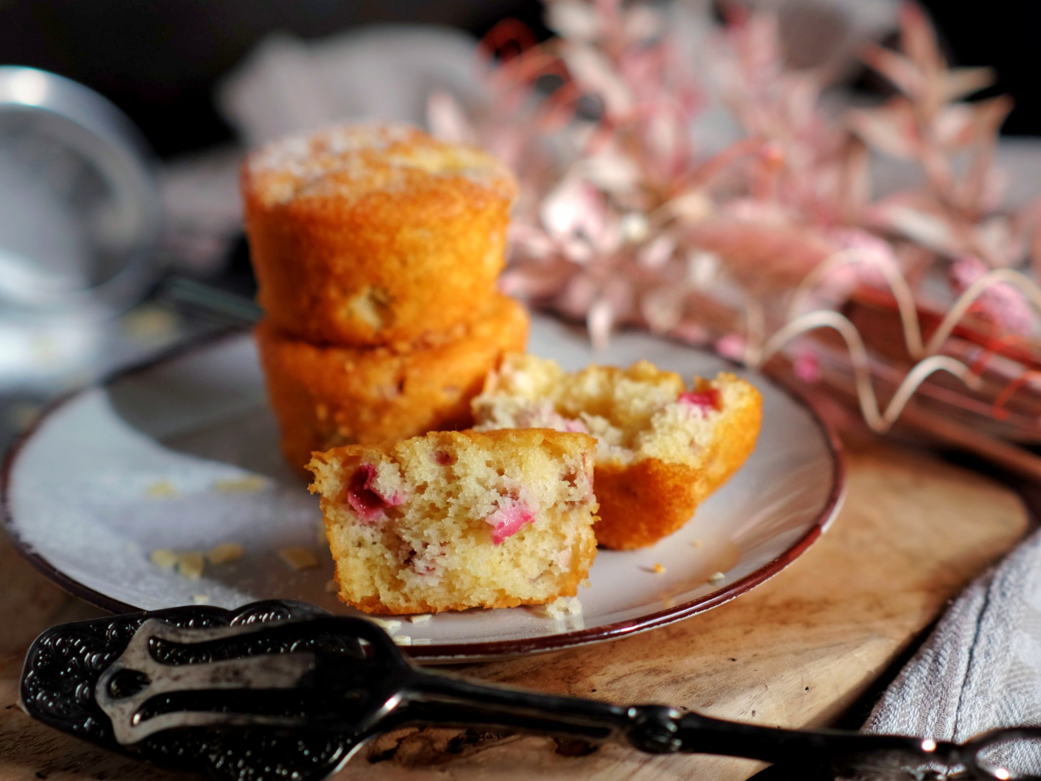 Rhabarber-Muffins mit Joghurt & weißer Schokolade