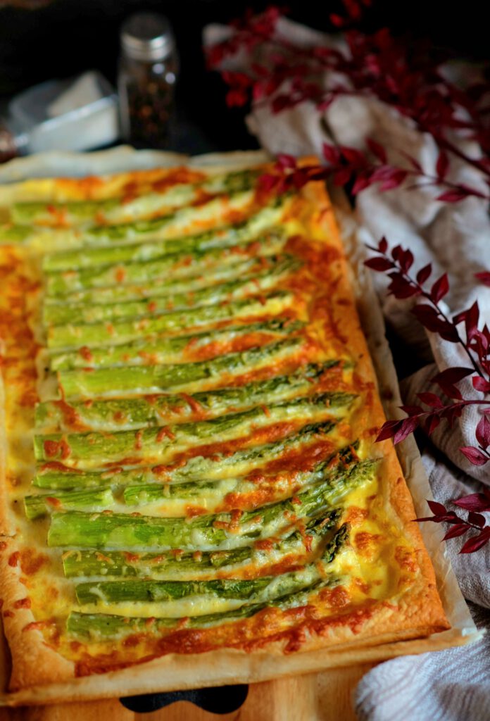 einfache Spargeltarte aus Blätterteig, Sauce Hollandaise, geriebenem Käse und grünem Spargel