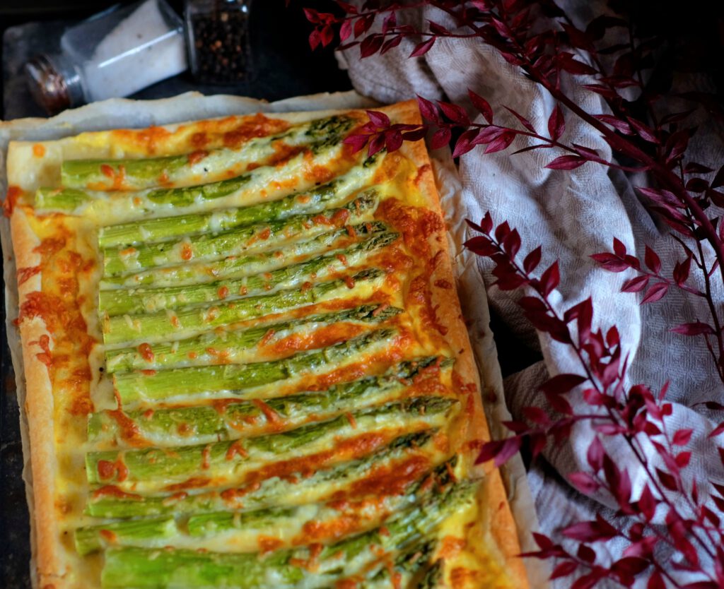 ein Blech Spargeltarte aus Blätterteig mit Sauce Hollandaise