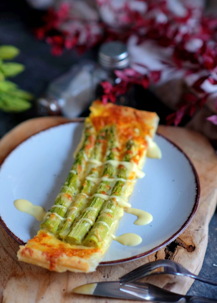einfache Spargeltarte schnell gemacht mit Blätterteig und Sauce Hollandaise